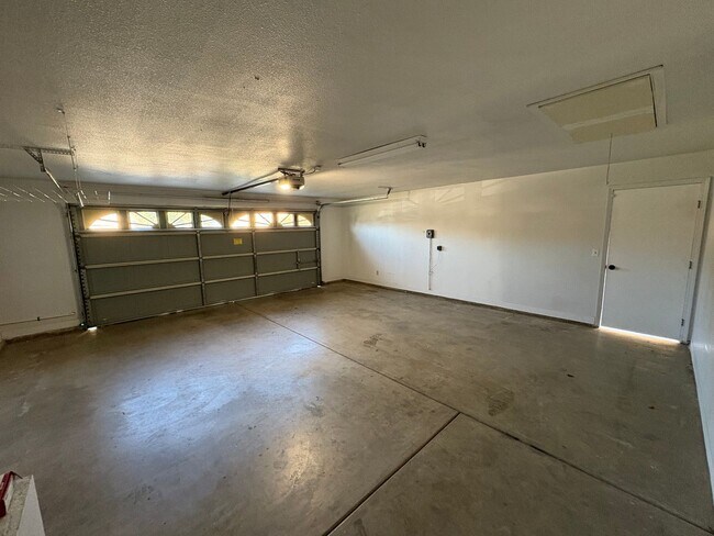 Foto del edificio - SE Visalia home coming soon!