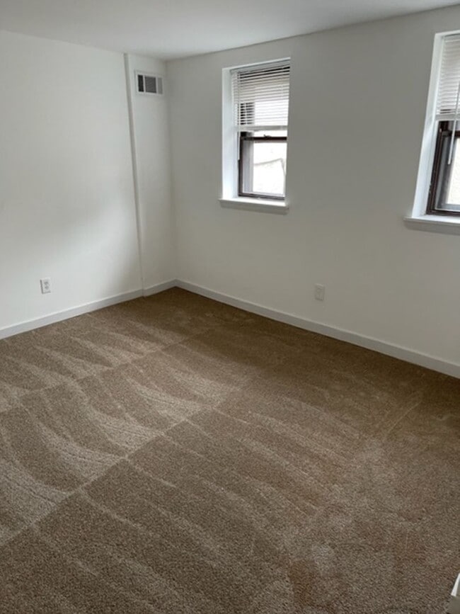 Building Photo - Recently Renovated, Fab 2 bedroom in North...