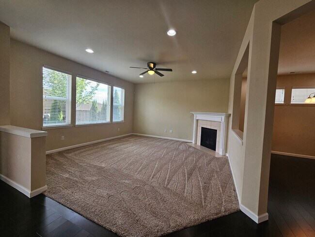 Building Photo - Beautiful 5 bedroom home