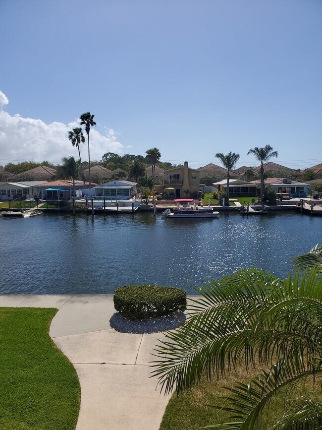 Foto del edificio - Waterfront 1 bedroom 1.5 bath 2nd story co...