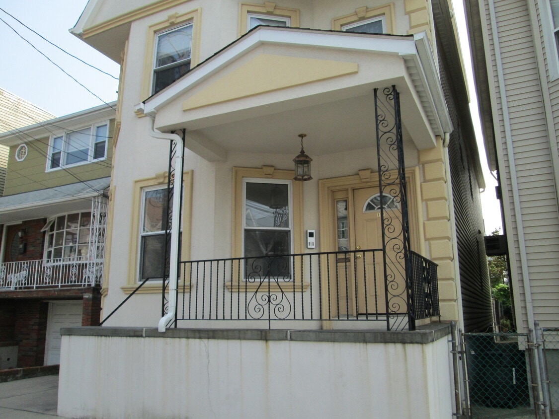 FRONT DOOR - 317 Hamilton St
