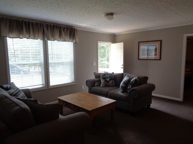 Foto del edificio - One Level House FOR RENT with a Country Se...