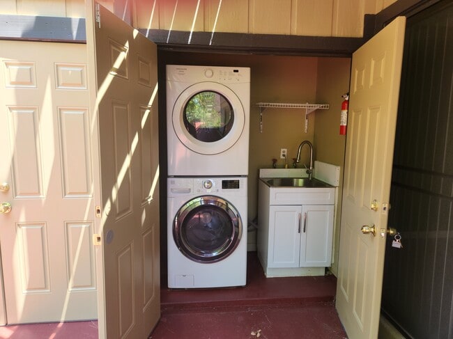 laundry room - 1580 39th Ave