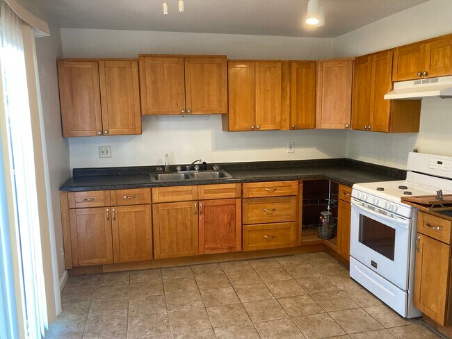 Kitchen - 415 Greentree Ln