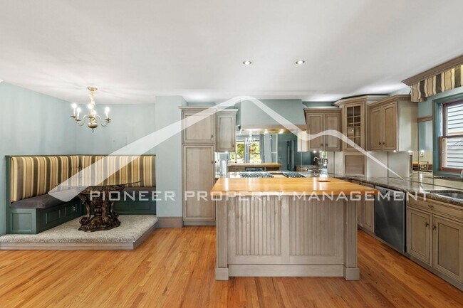 Foto del edificio - Charming 2-Bedroom + Office in the Histori...