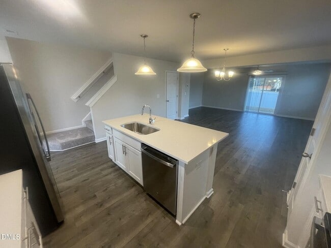 Building Photo - 1002 Peony Ln