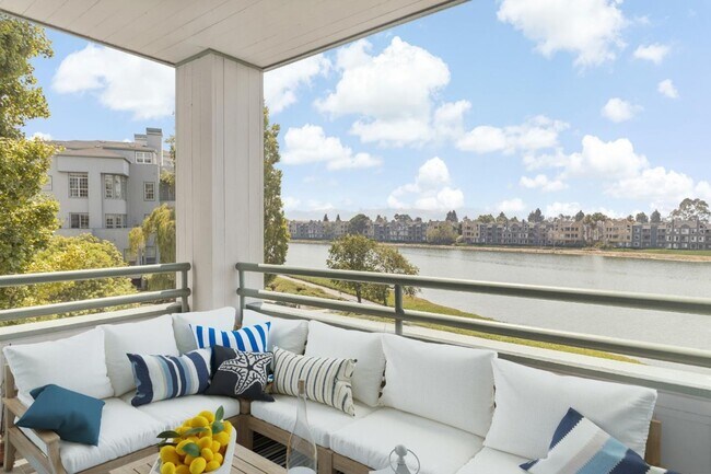 Foto del edificio - 720 Promontory Point Ln