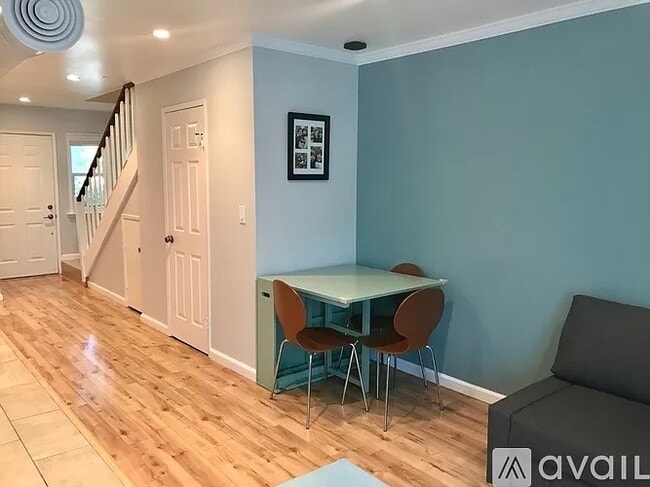 Building Photo - 827 Villa Ave