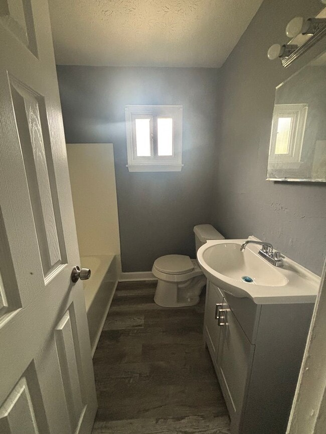 Building Photo - 3bd Single Section 8