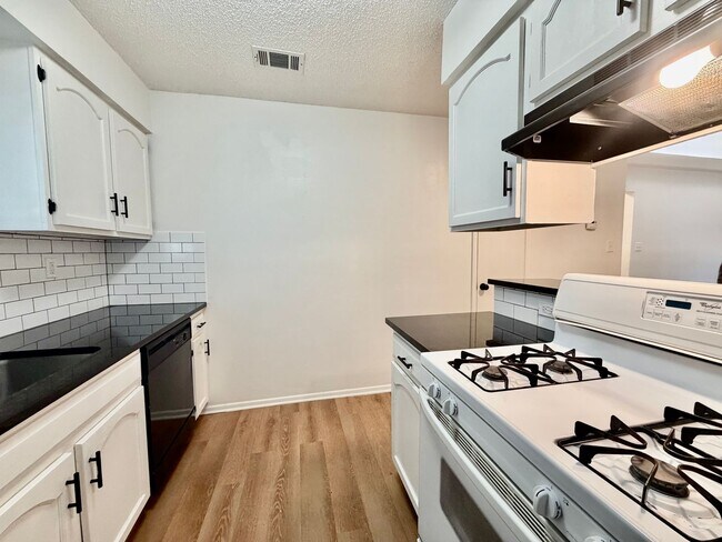 Foto del edificio - Immaculately Improved 2 Bedroom / 1 Bathroom Duplex & Immediately Available!