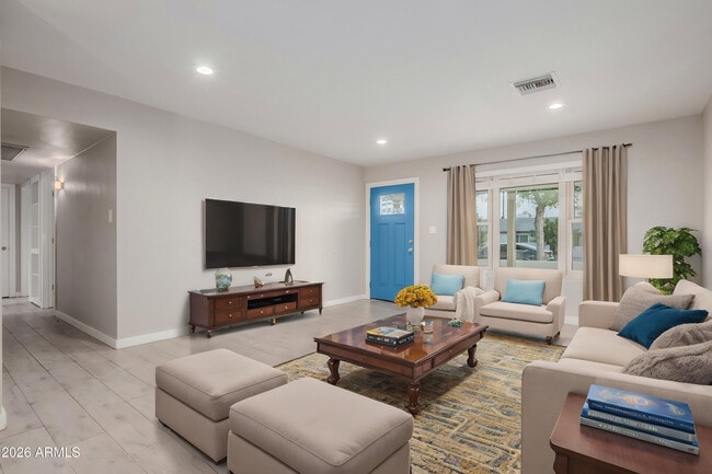 Building Photo - 1208 W 6th St