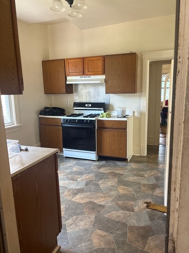 Building Photo - SPACIOUS 4 BEDROOM HOME READY TO WELCOME YOU