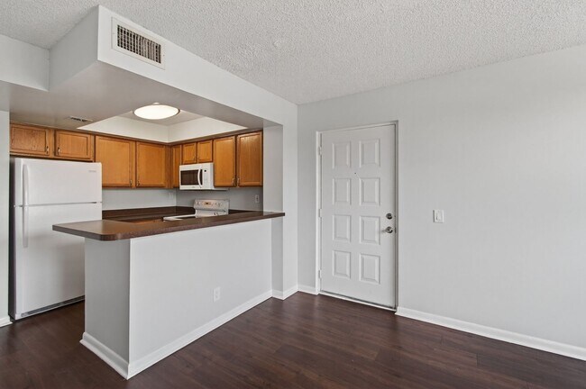 Foto del edificio - ONE BEDROOM ONE BATHROOM!! Waterfront Comm...
