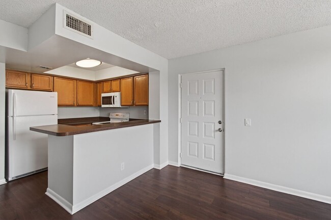 Building Photo - ONE BEDROOM ONE BATHROOM!! Waterfront Comm...