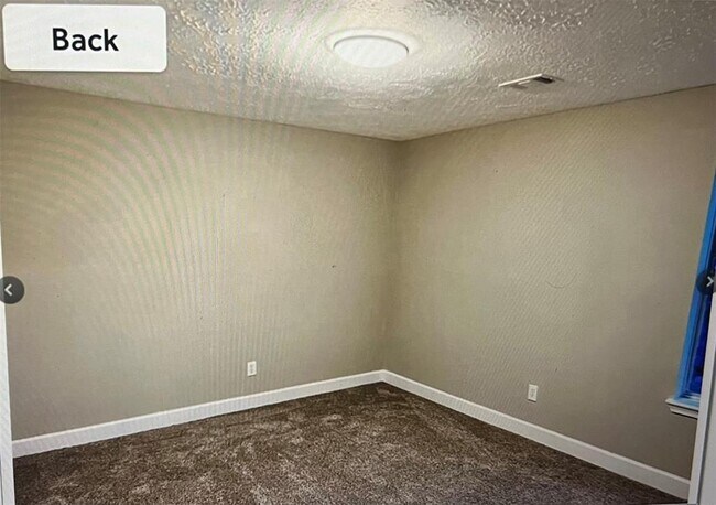 Foto del edificio - 7010 Pembrough Ln