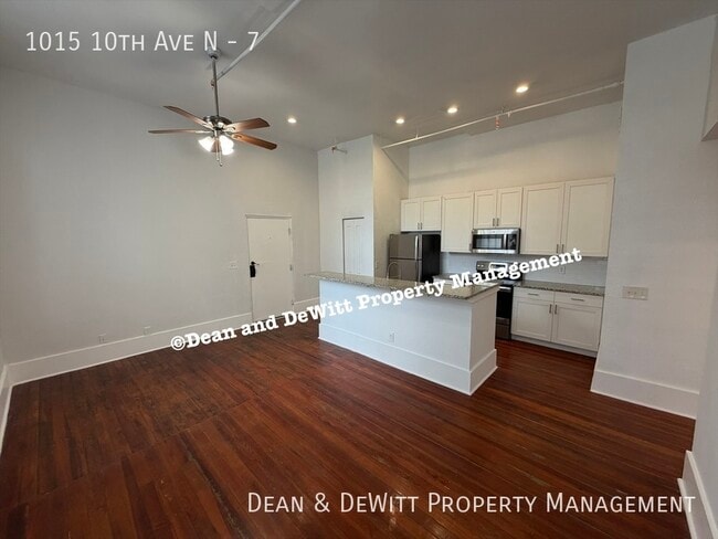 Building Photo - 1015 10th Ave N