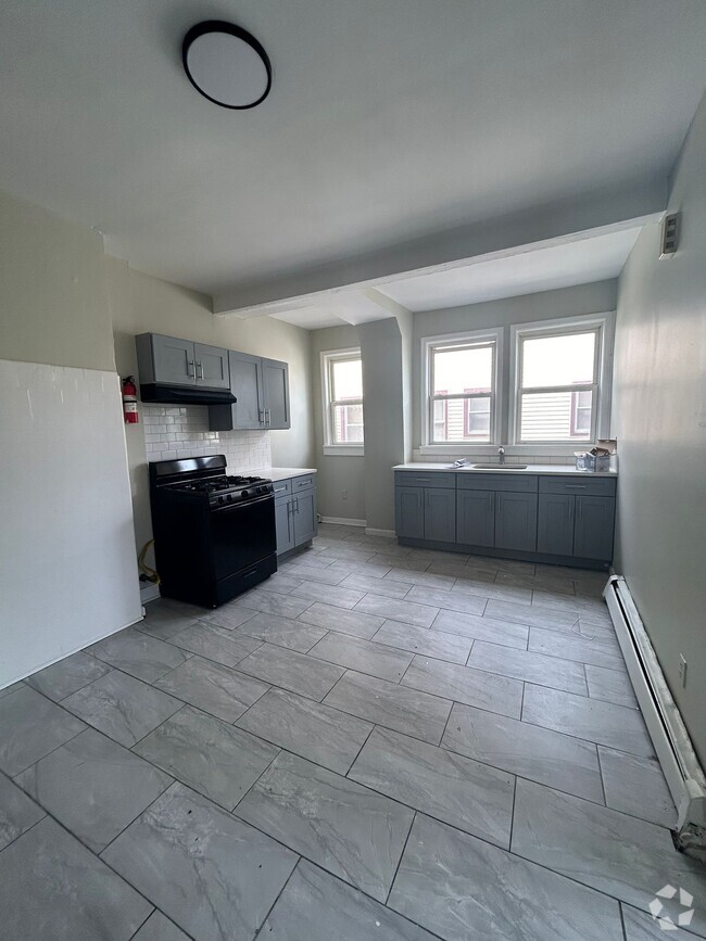 Building Photo - 34 Clinton Pl