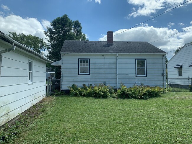 Building Photo - Cute 2 Bedroom on Beloit's East Side!