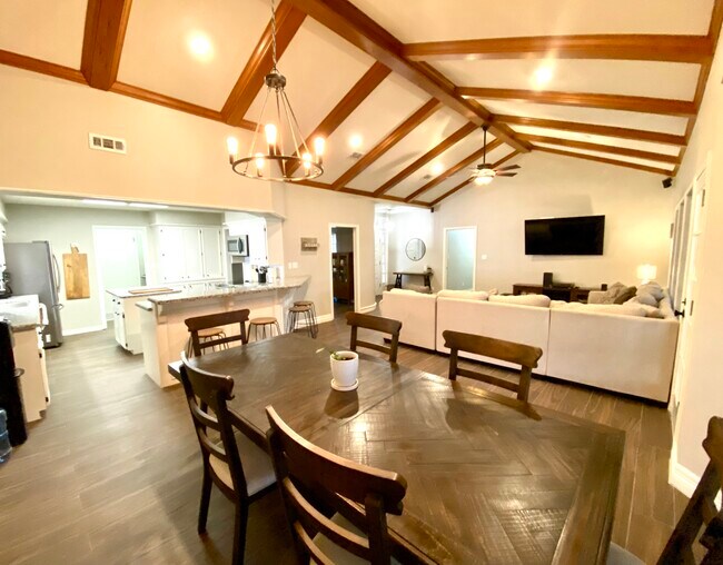 Foto del edificio - 5062 Lakeway Dr