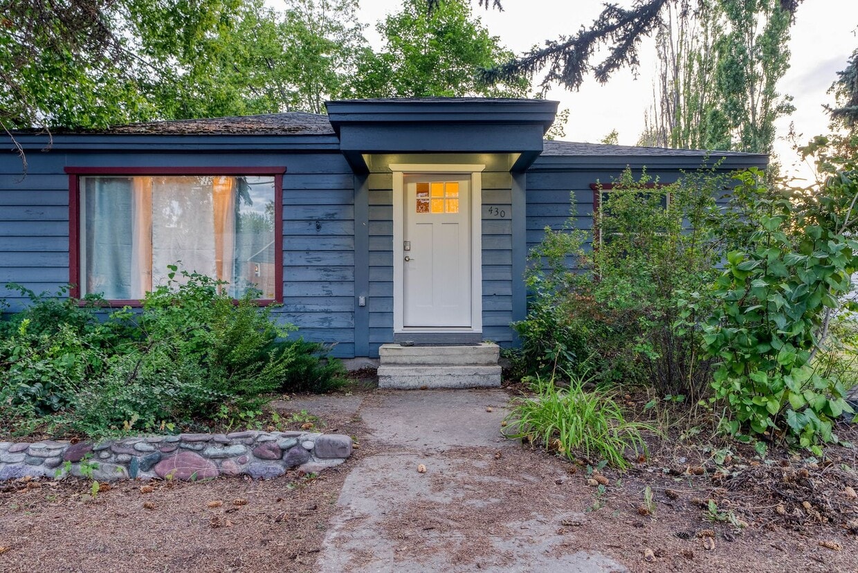 Primary Photo - Fully Furnished 3BD + Den/2BA, Convenientl...