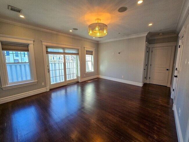 Building Photo - 161 Tudor St