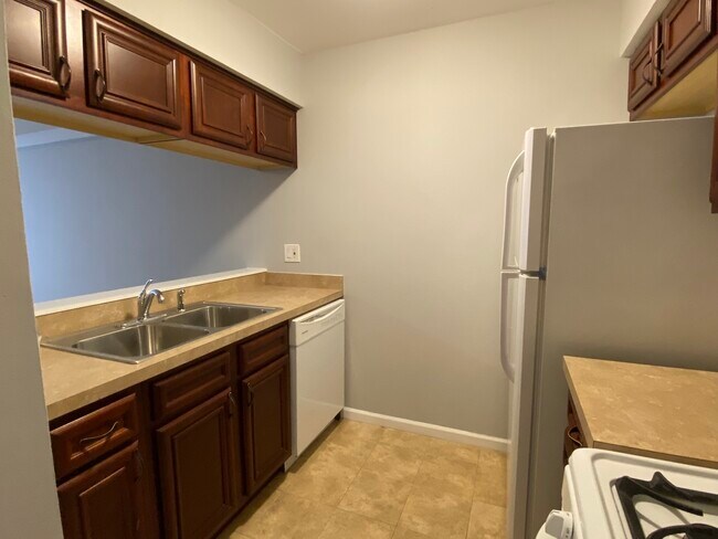 Building Photo - 623 Robin Ct