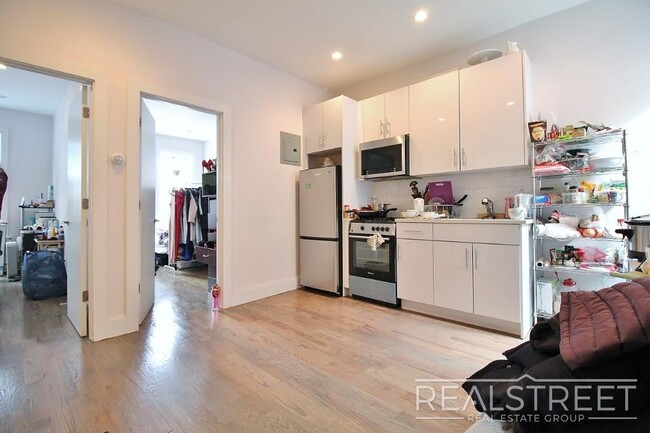 Foto del edificio - Renovated Spacious 2 BR in Bushwick