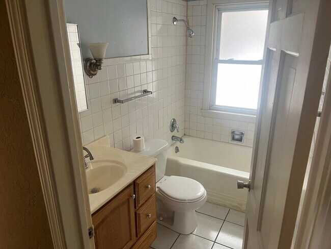 Foto del edificio - 909 E Maywood Ave