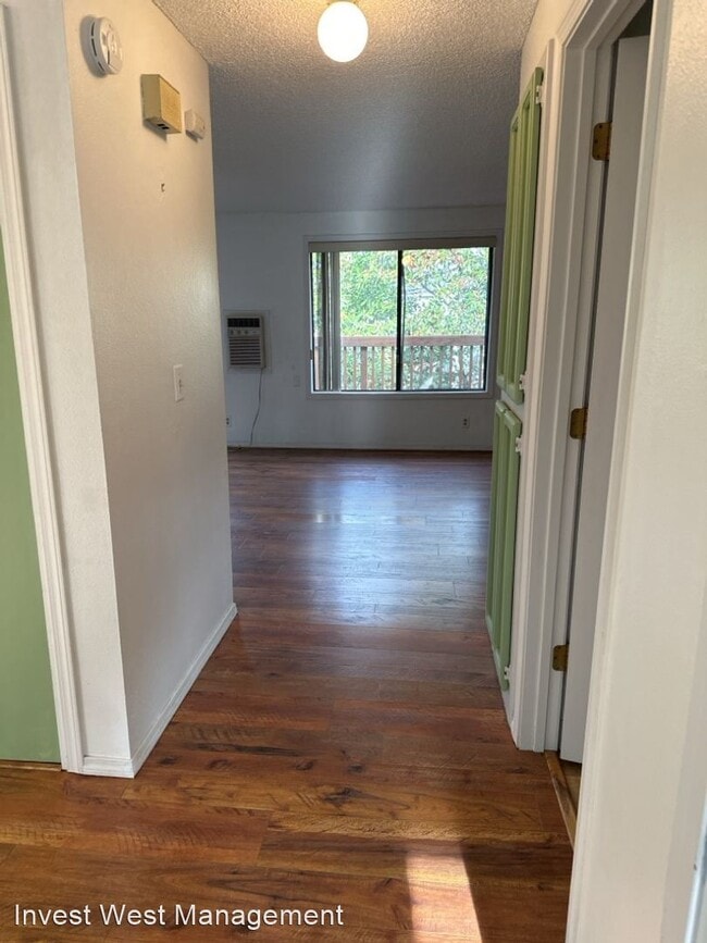 Building Photo - 2 br, 1 bath House - 605 SE 121 Ave #8