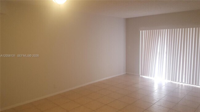 Foto del edificio - 8290 Lake Dr