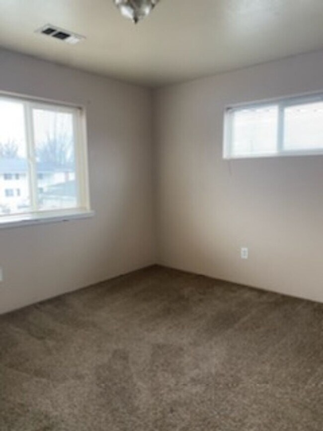 Foto del edificio - 2133 Poplar Dr