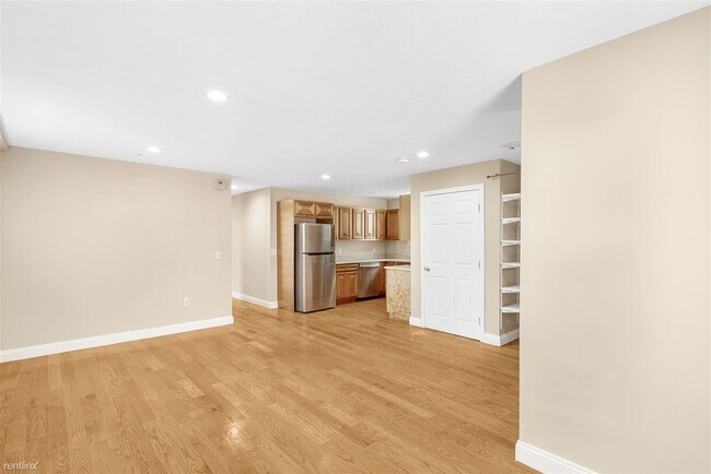 Building Photo - 5 br, 2 bath Condo - 45 Nightingale St Spa...