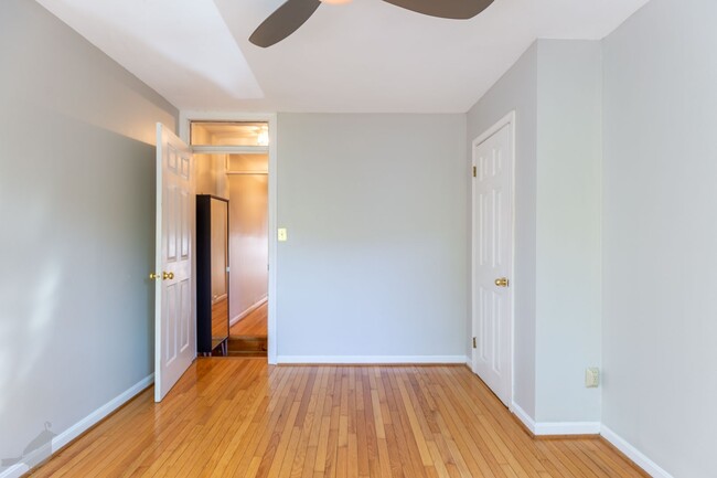 Building Photo - Quaint Rowhome Retreat in Shaw with Privat...
