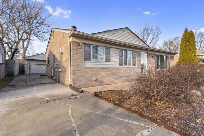 Building Photo - 8315 Flamingo St