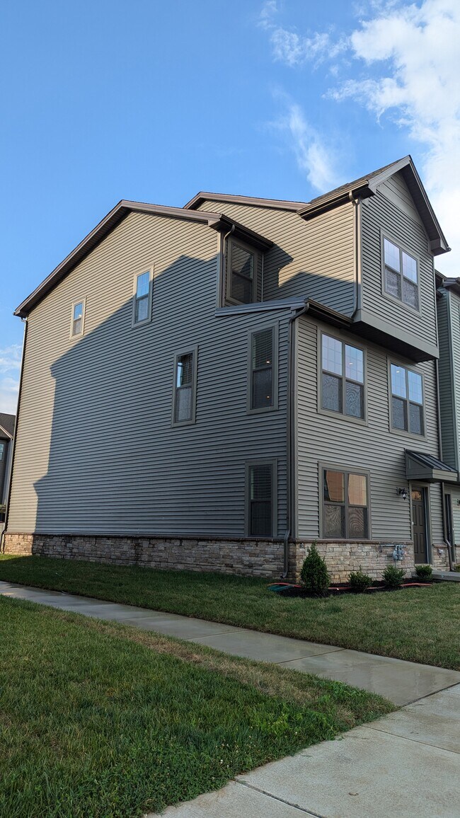 Building Photo - 335 E Cochran St