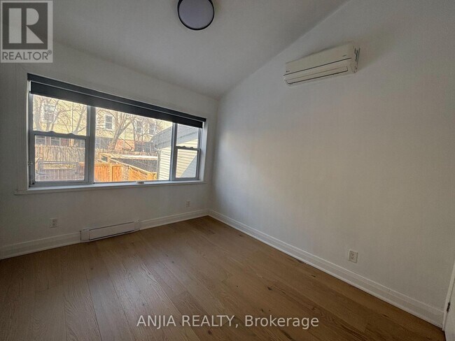 Building Photo - 6 Minto St