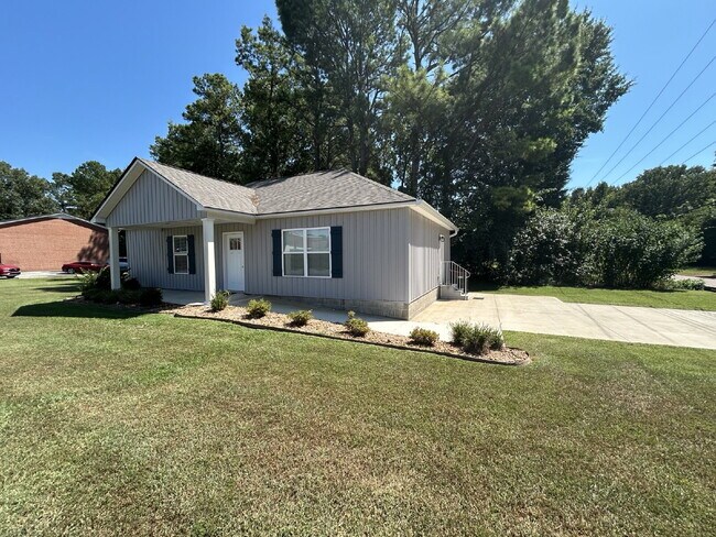 Foto del edificio - This charming 2-bedroom, 2-bath home is conveniently located directly across from East Elementary...