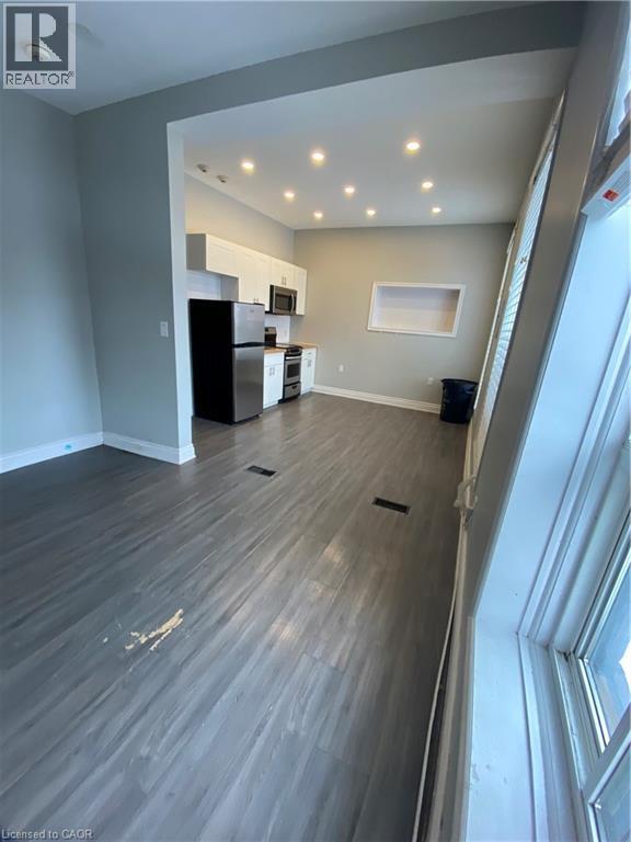 Photo du bâtiment - 70 Victoria Ave S