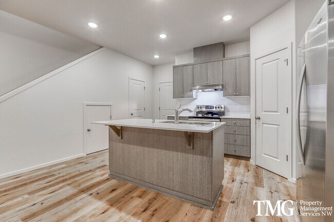 Foto del edificio - Pre Leasing 3 BD/2.5- Pet Friendly Home