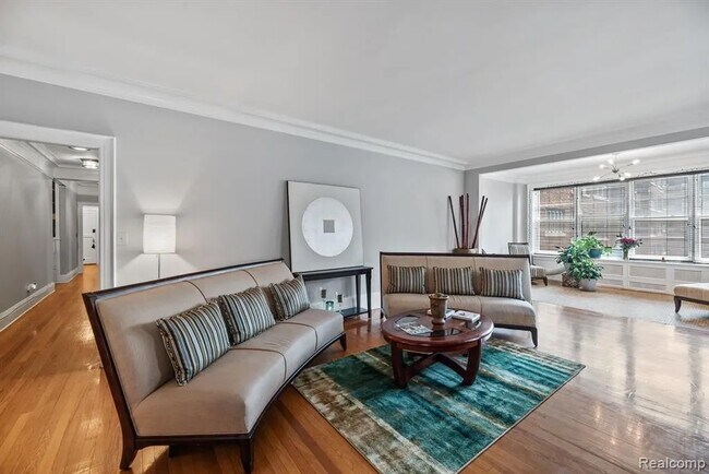 Foto del edificio - 8120 E Jefferson Ave