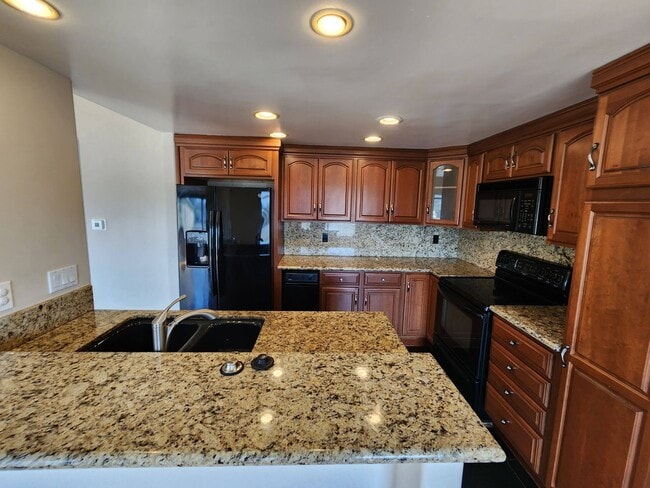 Building Photo - Parkway Manor Community - La Mesa - Upper ...