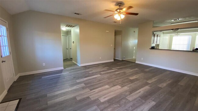 Foto del edificio - 1109 Falconcrest Ct