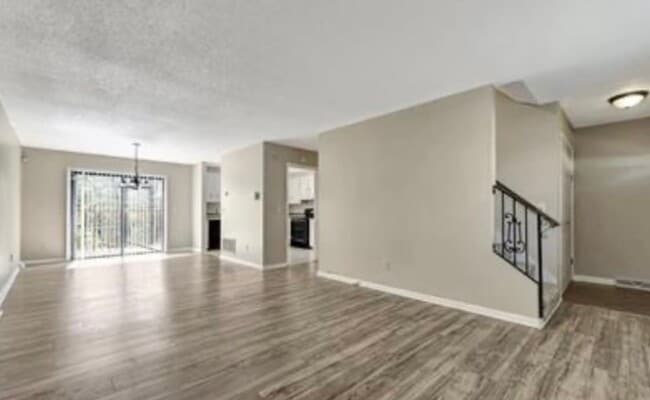 Building Photo - 3/2.5 Duplex In Taylors!