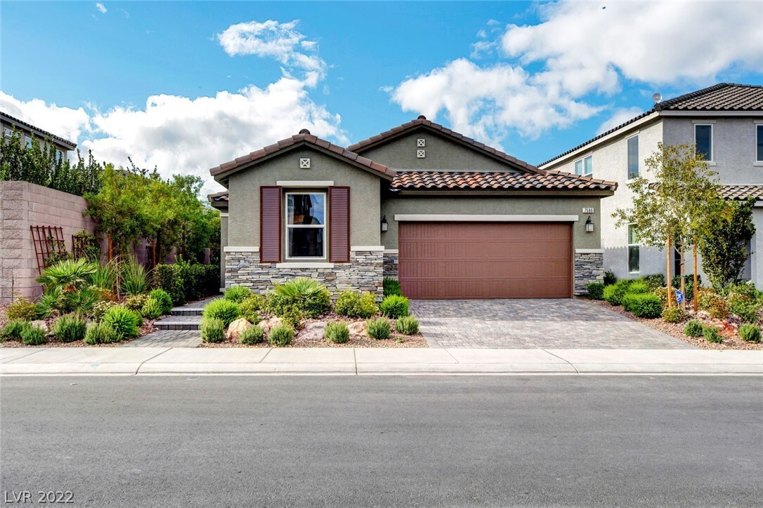 Primary Photo - 7586 Lush Oasis Ave.