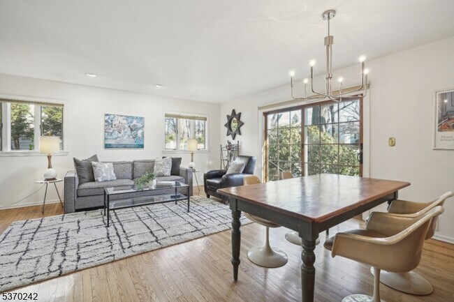 Foto del edificio - 121 Squire Hill Rd