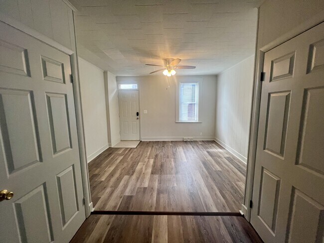 Building Photo - 615 Lake St