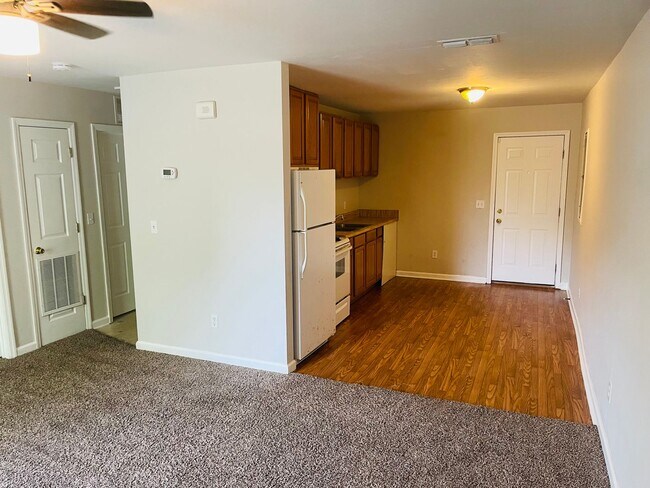 Building Photo - Well maintained duplex off Old Bainbridge