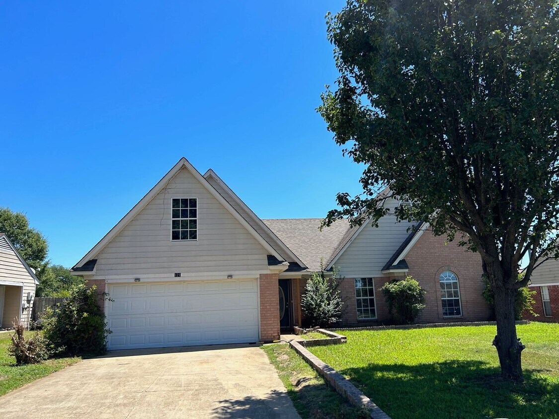 Primary Photo - 121 Evergreen Dr