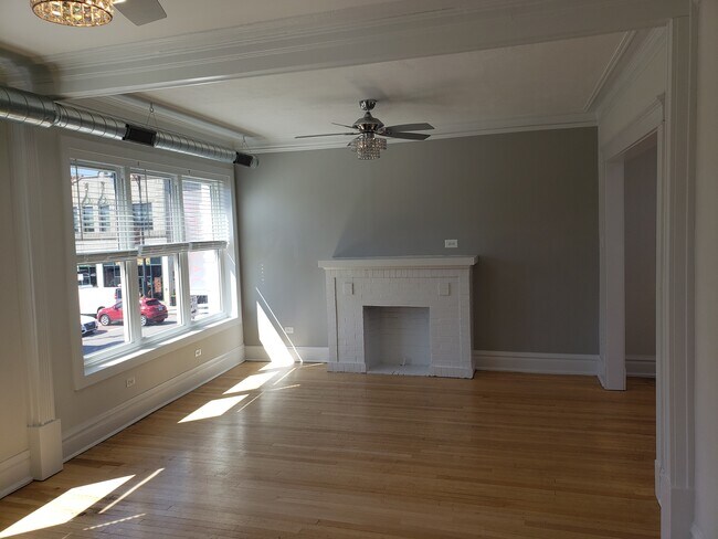 Living and Dining Area - 5301 N Clark St