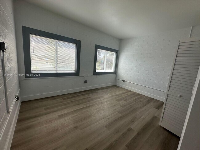 Foto del edificio - 3300 NW 19th Ave